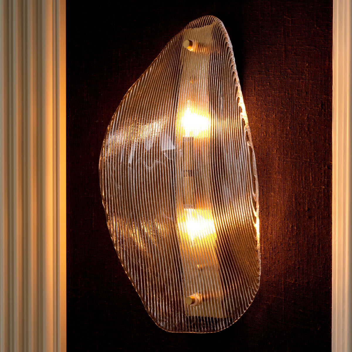 Lampa ścienna Hibis – wykończenie w postarzanym mosiądzu, przezroczyste szkło