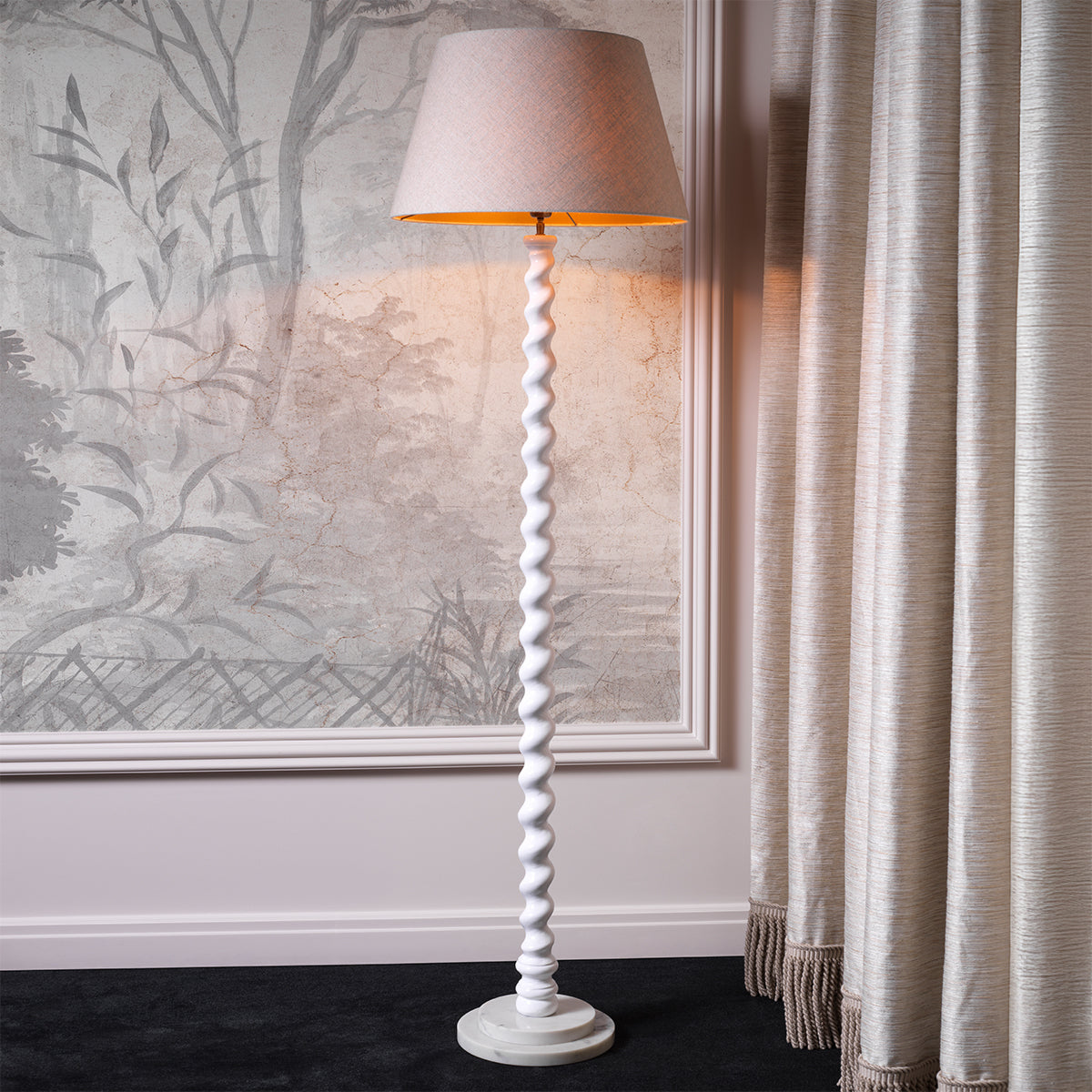 Lampa podłogowa Massimo, wykończenie biały fortepian, z abażurem