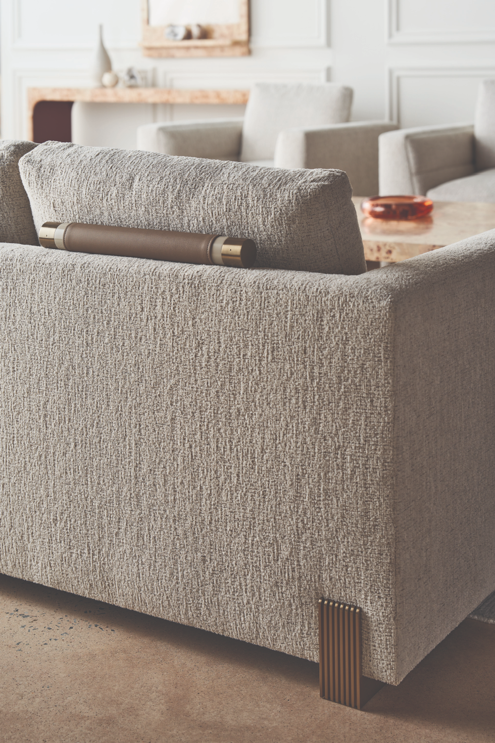 Nowoczesna sofa w neutralnych tonach | Caracole Counter Balance | Caracole.eu.com